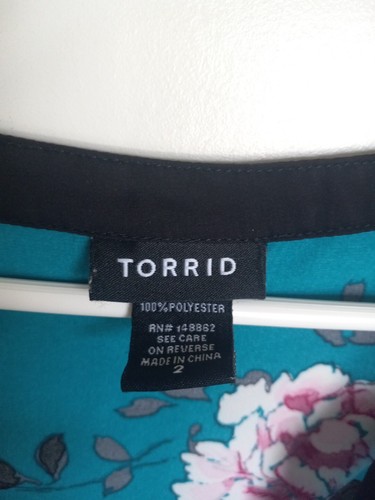 Top túnica TORRID "2" 2X verde rosa floral manga corta dobladillo alto - Imagen 2 de 3