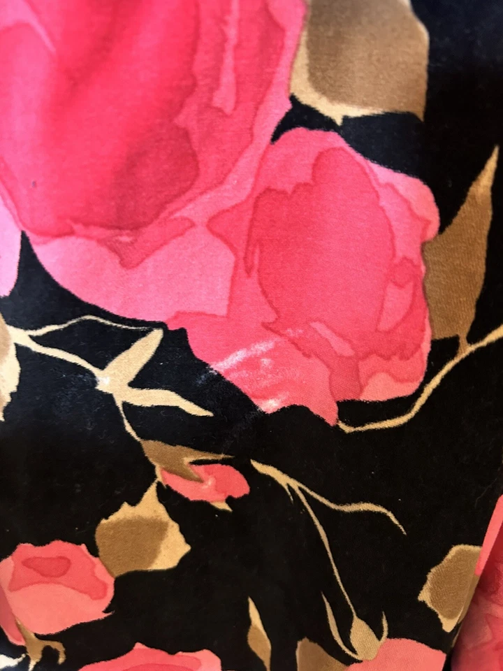 Vestido Floral Vintage Georgette Trilere Terciopelo Negro con Flores Rosa Cuello en V Lazo Foto 3 de 4