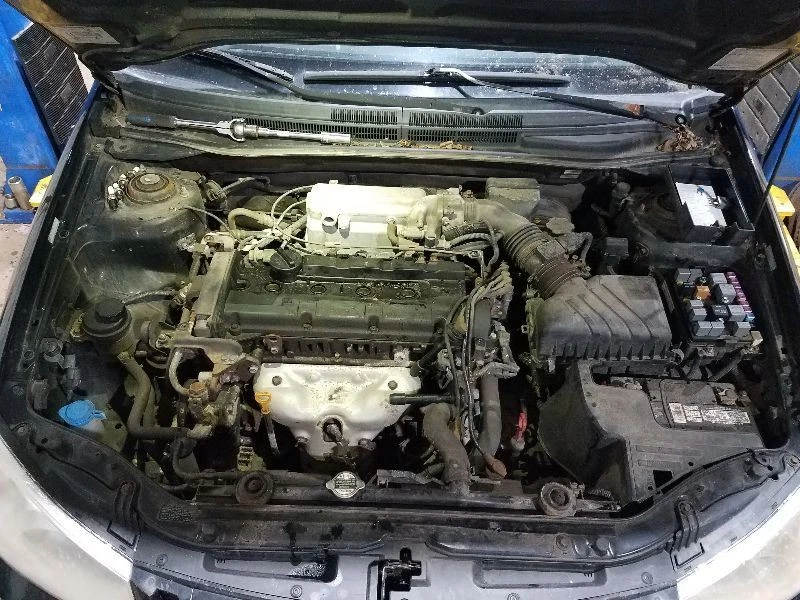 Cubierta del motor Kia Spectra EX 2005 2,0 L Foto 3 de 4