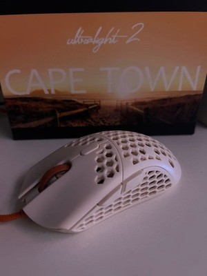 Finalmouse Ultralight 2 CAPE TOWN Gaming Maus Honeycomb Design Weiß Kabelgebu...