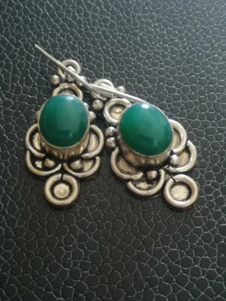 Orecchini pendenti vintage color argento con pietra verde - Immagine 2 di 4
