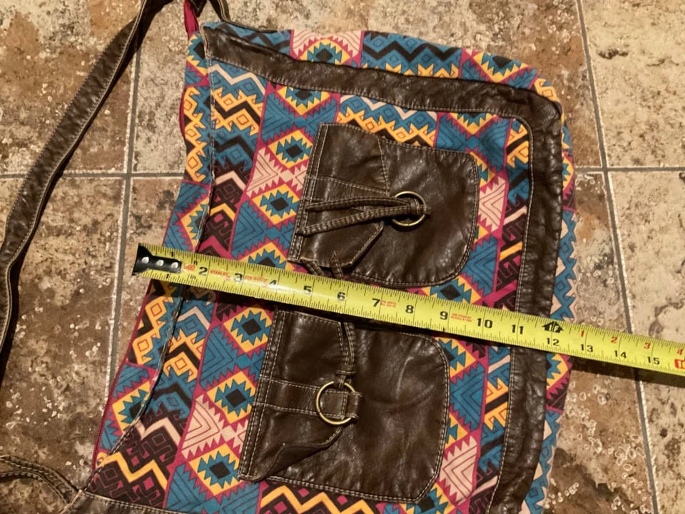 BOLSO DE HOMBRO BOHO DE LONA RUE21 RUE 21 USADO Foto 3 de 4