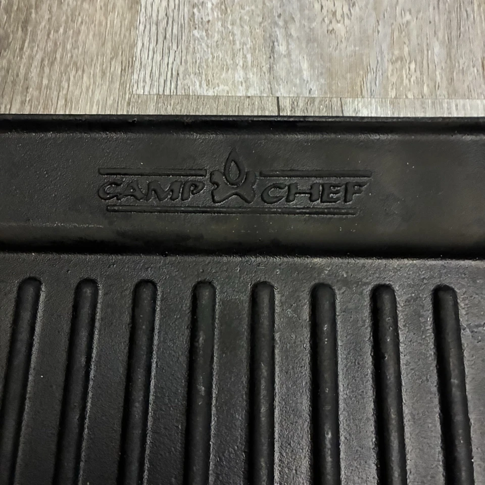 Двусторонняя чугунная сковорода для кемпинга Camp Chef 13 x 15 дюймов - Изображение 2 из 4