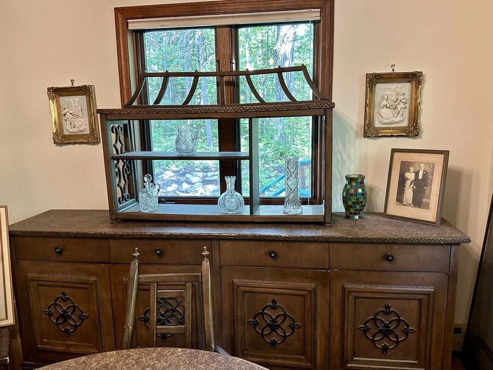 Conjunto de sala de jantar gótico vintage década de 1960. Ferro laminado de madeira veludo vermelho! - Imagem 4 de 4