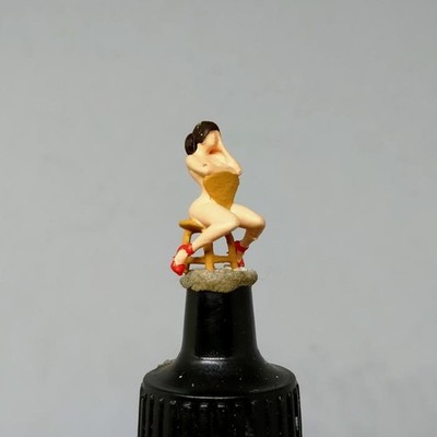 Sexy Woman Striptease HO 1:87 Miniature Figure NO PREISER
