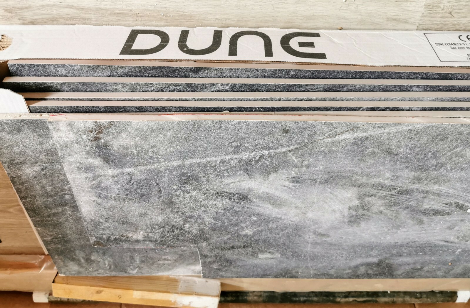 NOVUS GREY CERAMIC TILES 300 X 900 5 TILES & 3/4 VICTORIAN PLUMBING