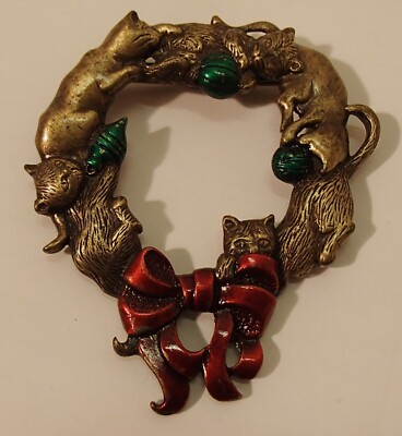 Vtg JJ Artifacts Jonette Cat Christmas Wreath Holiday Brooch Pin Gold Tone 2''