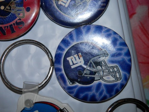 New York Giants Oven mitt, 4 Pins, & 10 keychains, New VTG NFL - Picture 10 of 15