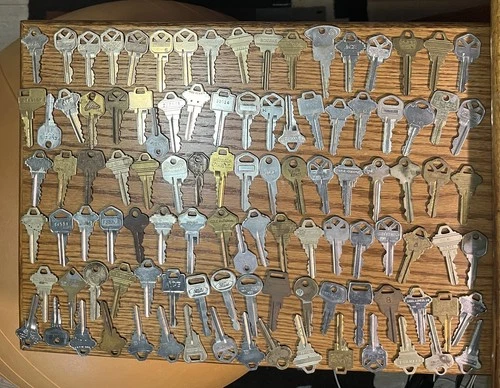 Lot/105 VNTG Keys Ford House Shop Elixir Weiser Schlace Curtis Penn etc As Found