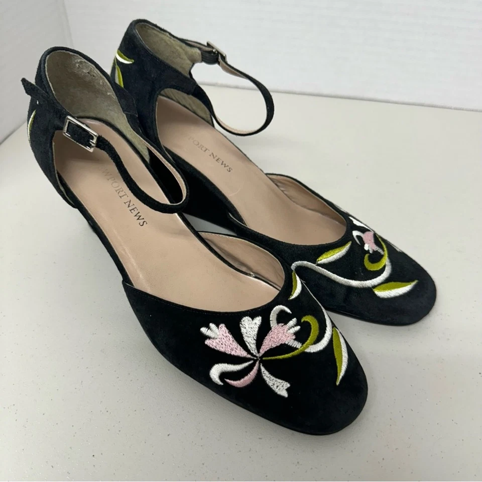 Sandalias de cuña Newport News negras de gamuza bordadas florales con correa para el tobillo de 8,5 para mujer Foto 2 de 4