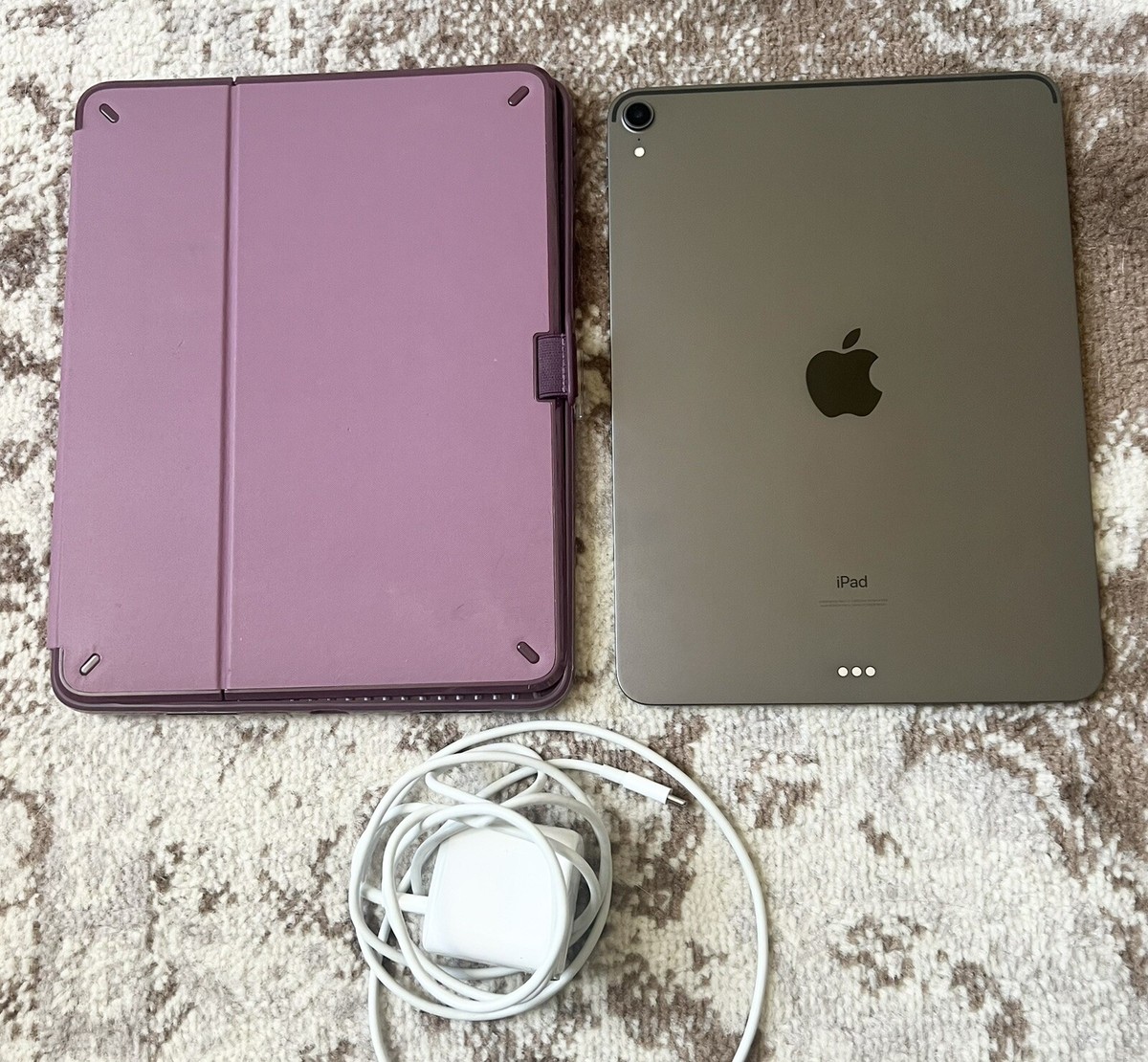 Apple iPad Pro 11 in. 1st Gen. 64GB, - Space Gray BUNDLE W/ Speck
