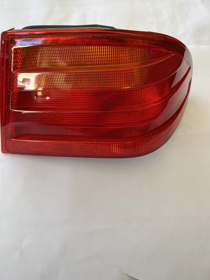 Luz trasera derecha lente mercedes-benz e300 e320 e420 e430 e55 a2108204664 Foto 2 de 4