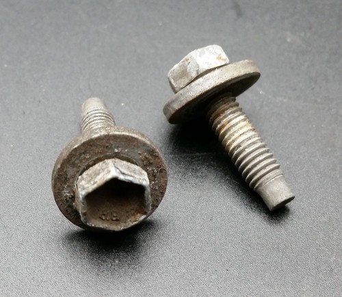 2x Schraube für Motorhaubenscharnier für FORD Mondeo MK1