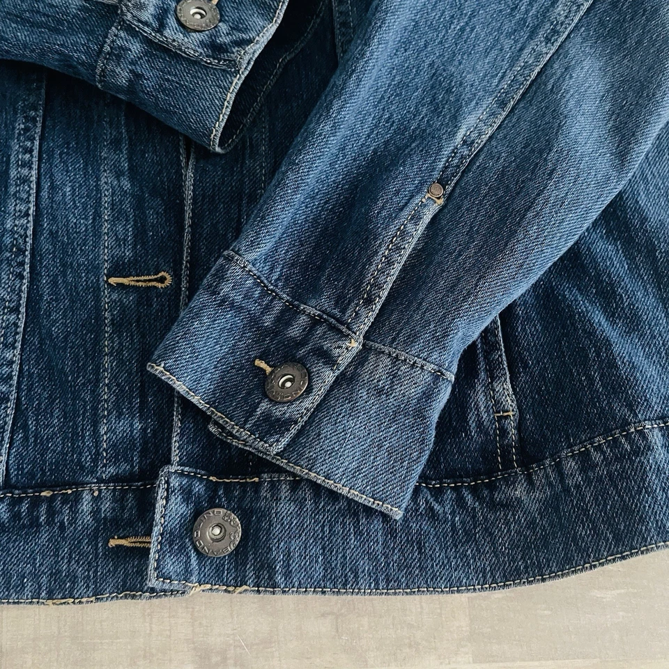 Chaqueta clásica de mezclilla Bandolino para mujer con botones bolsillos delanteros en el pecho y las manos talla LG Foto 3 de 4