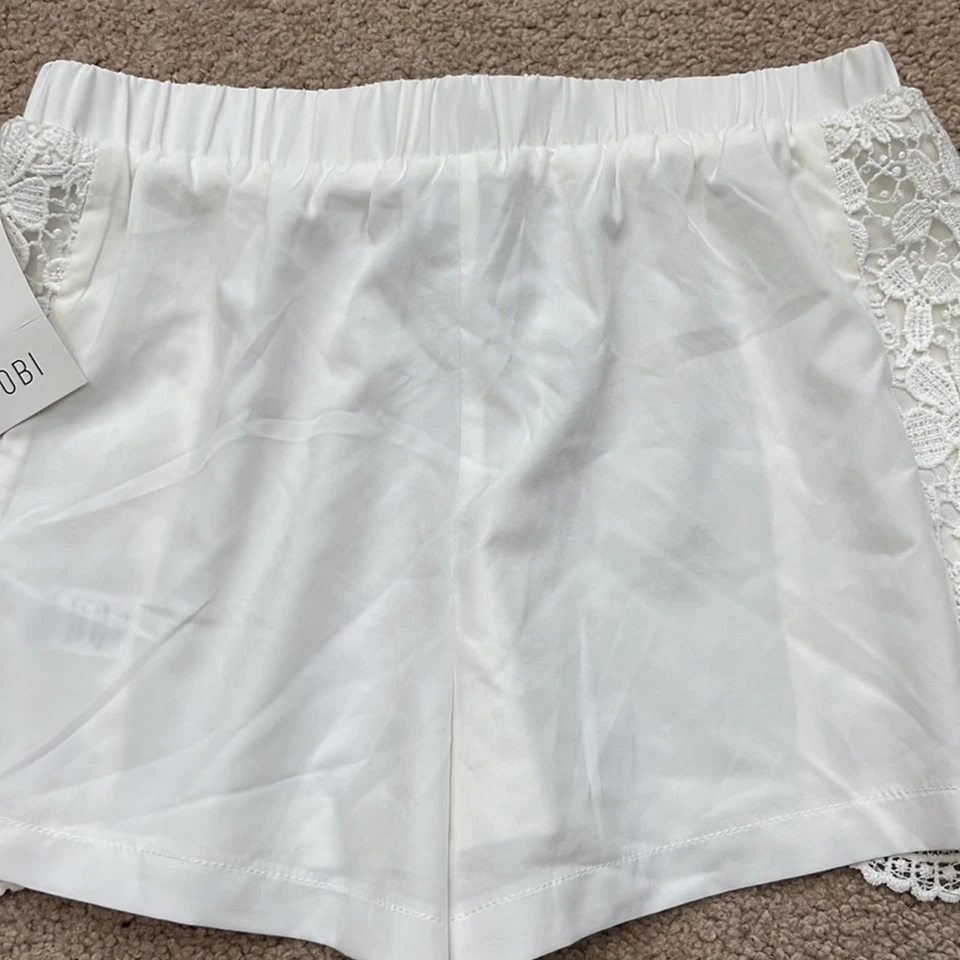 NWT Tobi White Crochet Floral Detail Stretch Waistband White Shorts Size Small - Image 4 of 4