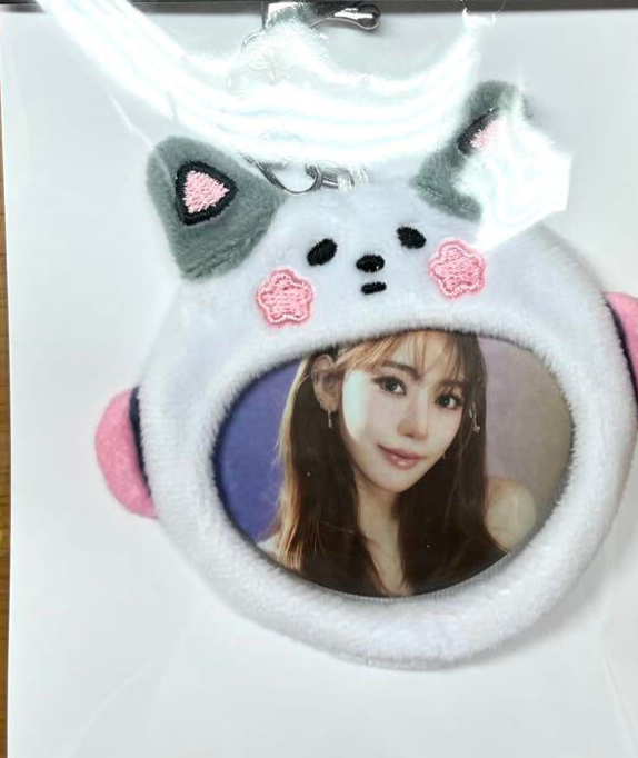 LE SSERAFIM Sakura Miyawaki can badge key ring keychain FIM'S CLUB