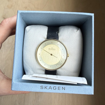 Skagen Damen Armbanduhr Quarz Analog Gold-Zifferblatt schwarzes Lederarmband Box
