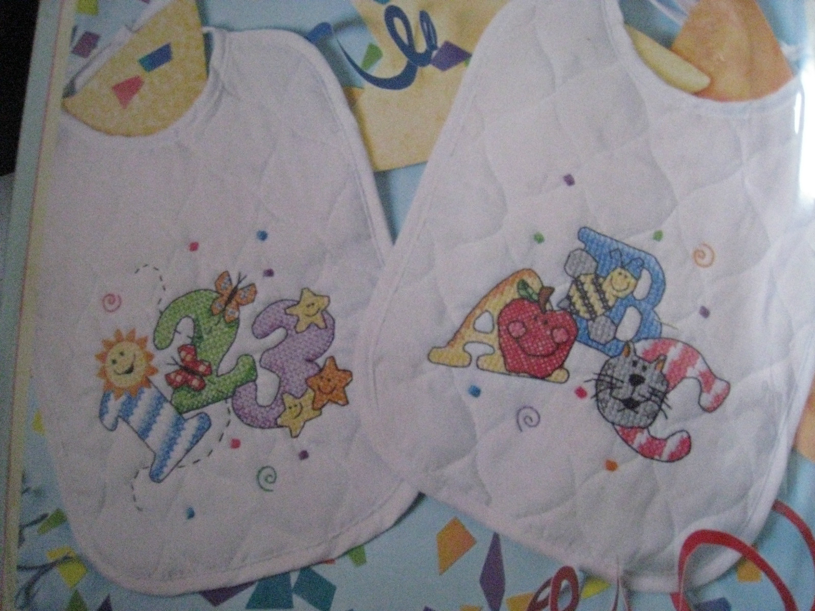 Kit point de croix Dimensions pour broder 2 bavoirs bébé au calme