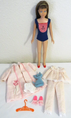 VINTAGE 1963 SKIPPER, BEND LEG, BRUNETTE, ORIGINAL SUIT & HEADBAND + PAJAMA SET
