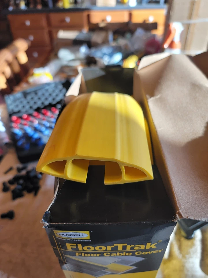 HUBBELL FT4Y5 FLOORTRAK YELLOW FLOOR TRAK 5D700-5 FT CABLE COVER-NEW IN BOX - Image 3 of 4