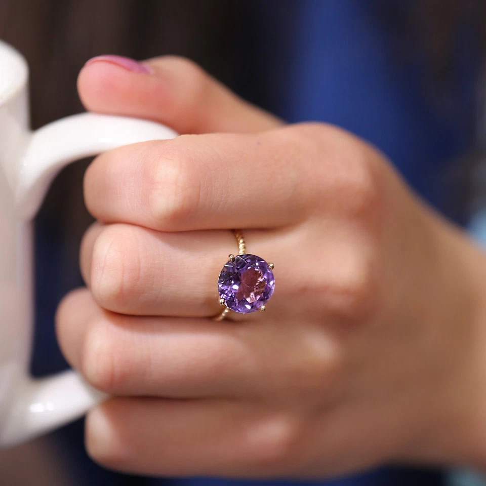 Anillo de compromiso solitario de piedras preciosas de amatista natural de 5 quilates de oro amarillo macizo de 14 quilates Foto 3 de 4