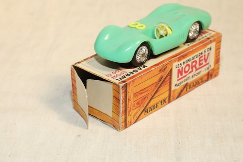 NOREV 1/43 PLASTIQUE MASERATI SPORT 200 SI + BOITE ORIGINE - Photo 5/6