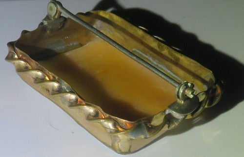 Vintage Carved Cameo Brooch Gold Tone Twist Frame / Shell / Square - Picture 10 of 12