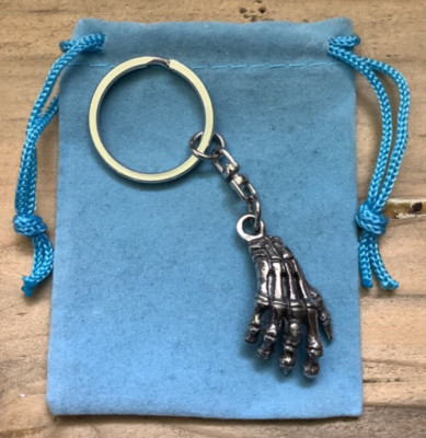 Gothic / Piraten Skelett Hand Silber Zinn Schlüsselanhänger mit Samt Geschenktüte
