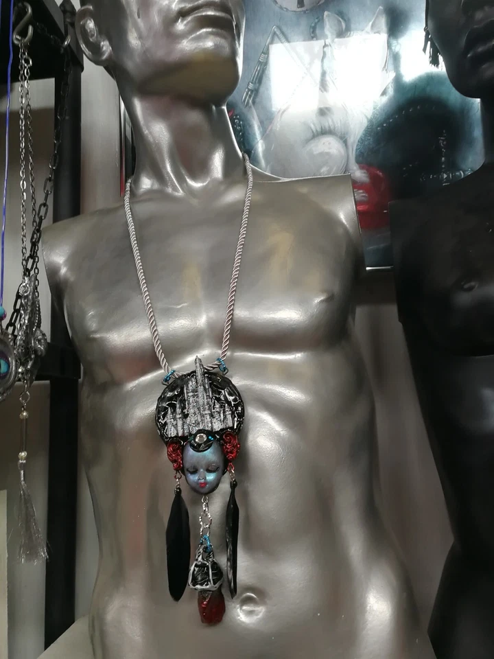 Collar Colgante Joyería Gótica Castillo Medieval Símbolos de Brujería Plumas de Cuervo Foto 4 de 4