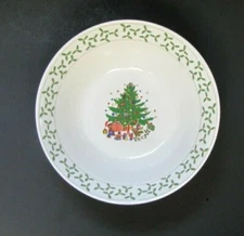 Housewares International  9" Wide Christmas Tree & Holly Dish Serving Bowl 