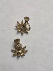 Vintage Ice Blue Rhinestone Goldtone Flower Pin And Screwback Earring Set — photo 5