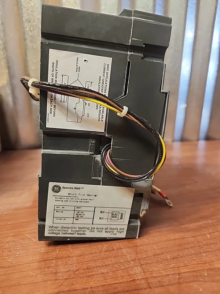 Interruptor de circuito de caja moldeada GE THED136100WL 100A 3 polos 600 V CA / 250 V CC Foto 2 de 4