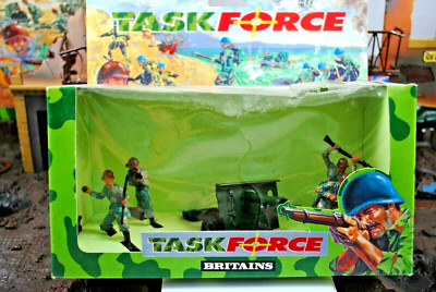 1:32 BRITAINS 7607 Special Task Force 25-pounder gun crew with 4 SOLDIERS MIB