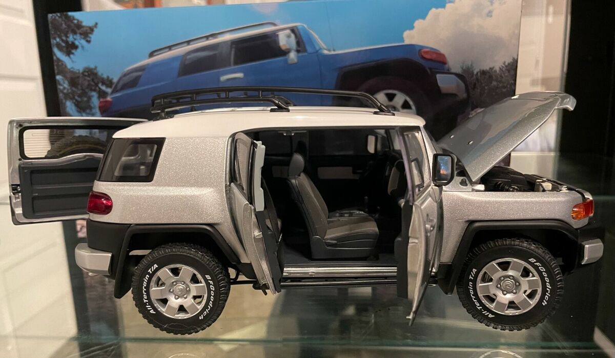 1/18 AUTOart Toyota FJ Cruiser in SILVER - NEW IN BOX (with 1/18 AUTOart Toyota FJ Cruiser in SILVER - NEW IN BOX (with
