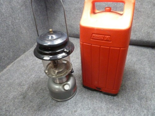 Linterna Colman PowerHouse sin plomo 295, 2 mantos con estuche de almacenamiento con fecha 6-91 - Imagen 3 de 6