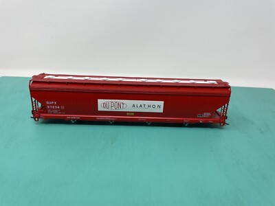 Atlas HO - 5701 Centerflow Hopper - Missing Trucks No Package - DuPont Alathon