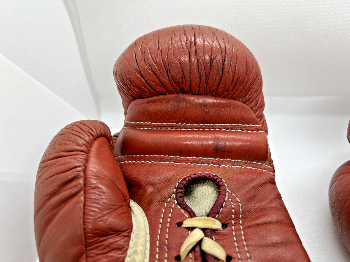 Winning Vintage Initial Old Logo Boxing Gloves 8 oz Red Lace Winning Vintage Initial Old Logo Boxing Gloves 8 oz Red Lace