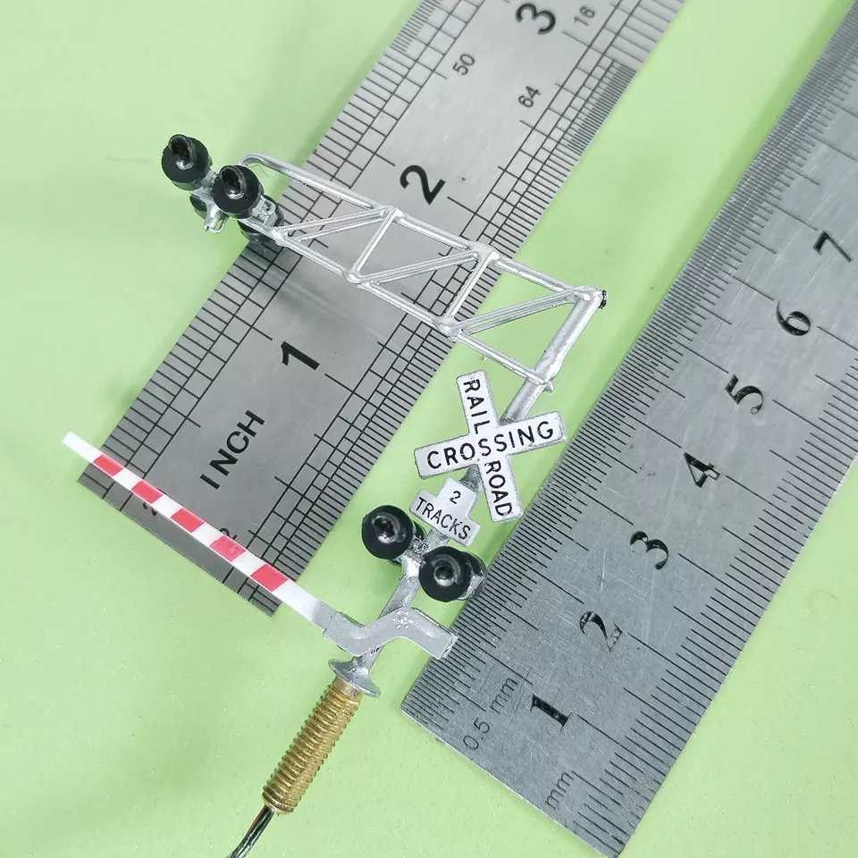 1 x N scale model cantilever grade crossing signal with gate arm barrier #C160G - Image 3 of 4