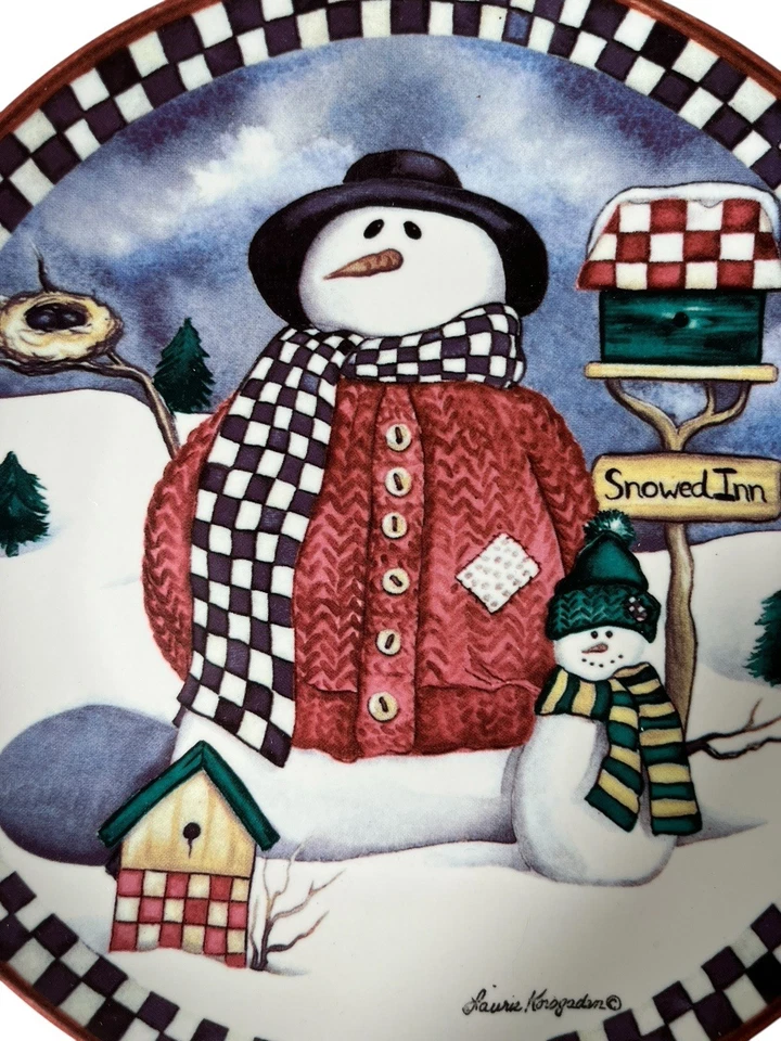New Seasons Collectible Ceramic Plate Snowman SNOWED INN  Laurie Korsgaden 2000 - Изображение 2 из 4