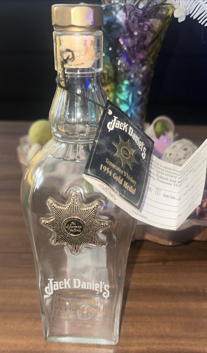 Jack Daniels empty 1954 GOLD MEDAL 750ml bottle with cap $ tag! White Rabbit
