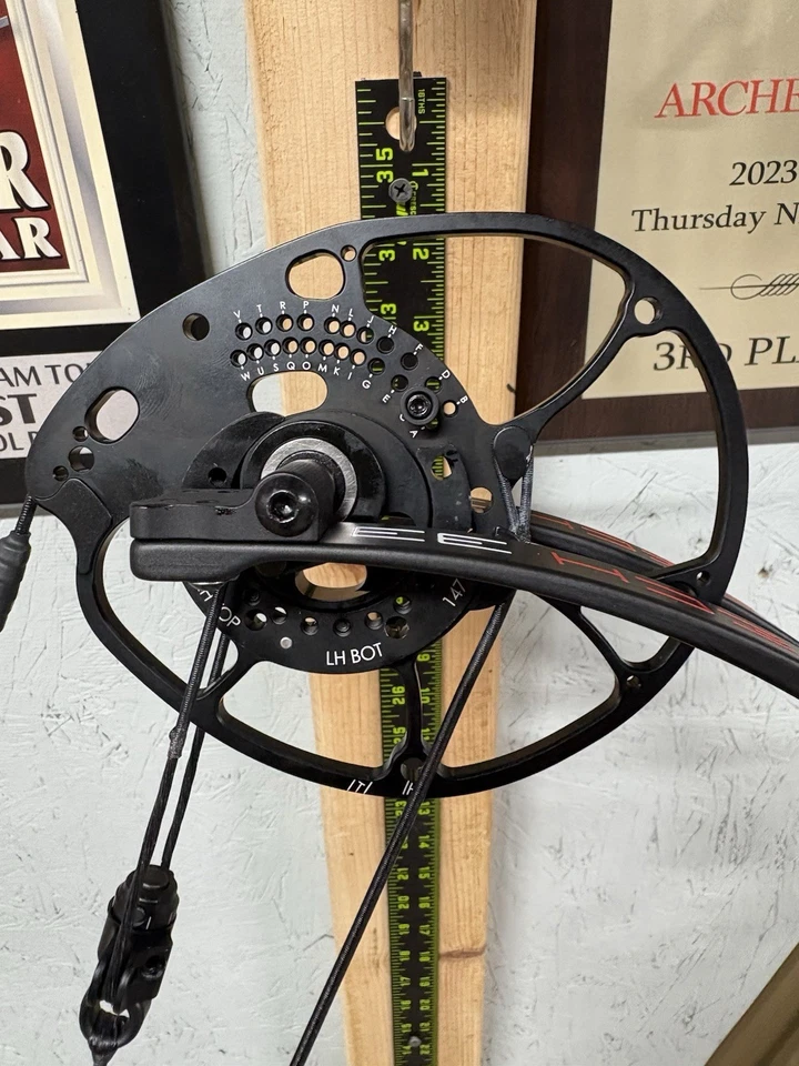 Darton Tritech 33 Right Hand 60 lbs FDE w/Black Limbs - Image 4 of 4