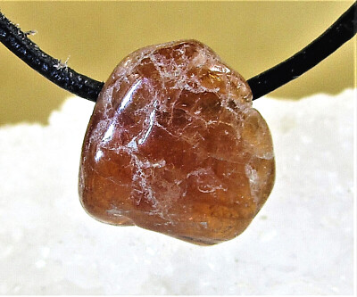 HILUTIT ZIRKON    Freeform  Anhänger   TROMMELSTEIN  GEBOHRT Heilstein    Nr.11
