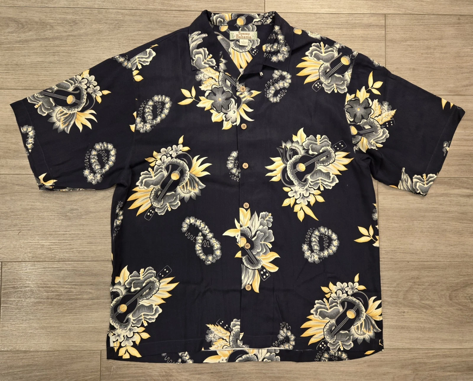 Tommy Bahama Ukelele Hawaiian Floral Camp Shirt Men's Large 100% Silk Button Up