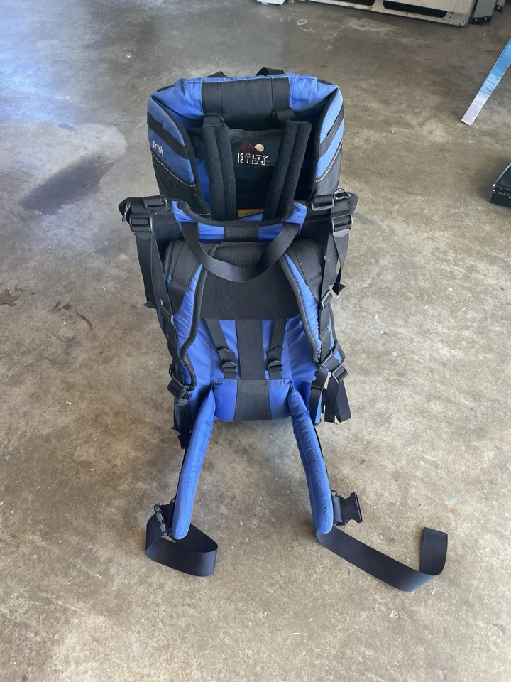 Mochila portabebés Kelty Kids azul prado de pie al aire libre senderismo Foto 4 de 4