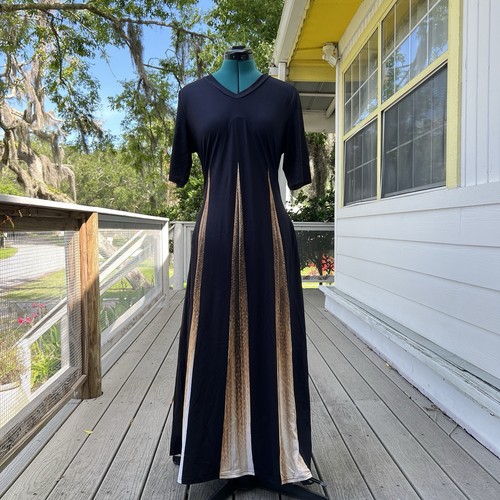 Amazon: Elegantes Maxikleid mit schwarz-goldenen bedruckten Details. Größe L.