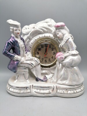 Tischuhr QUARZ Porzellan mit zwei Figuren Perlmutt Effekt 23x21x12cm LHT 