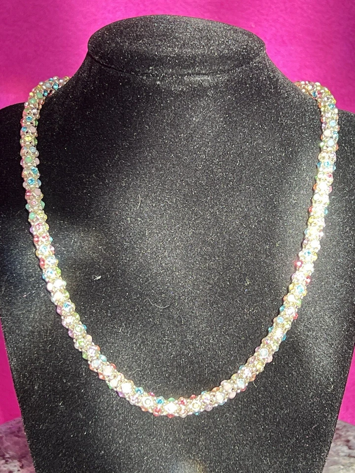 Collar Cuerda Swarovski (Firmado) Multicolor (Colores Pastel) Cristales Tono Plata Foto 2 de 4