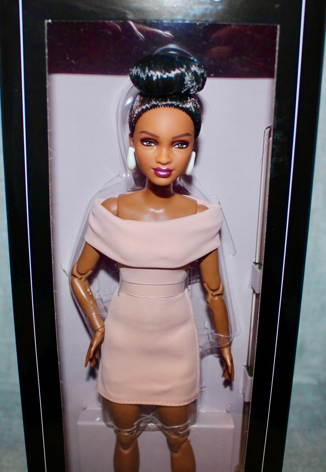 Barbie Basics Model 08 brune Mattel JJX27 pour création de mode et diorama
