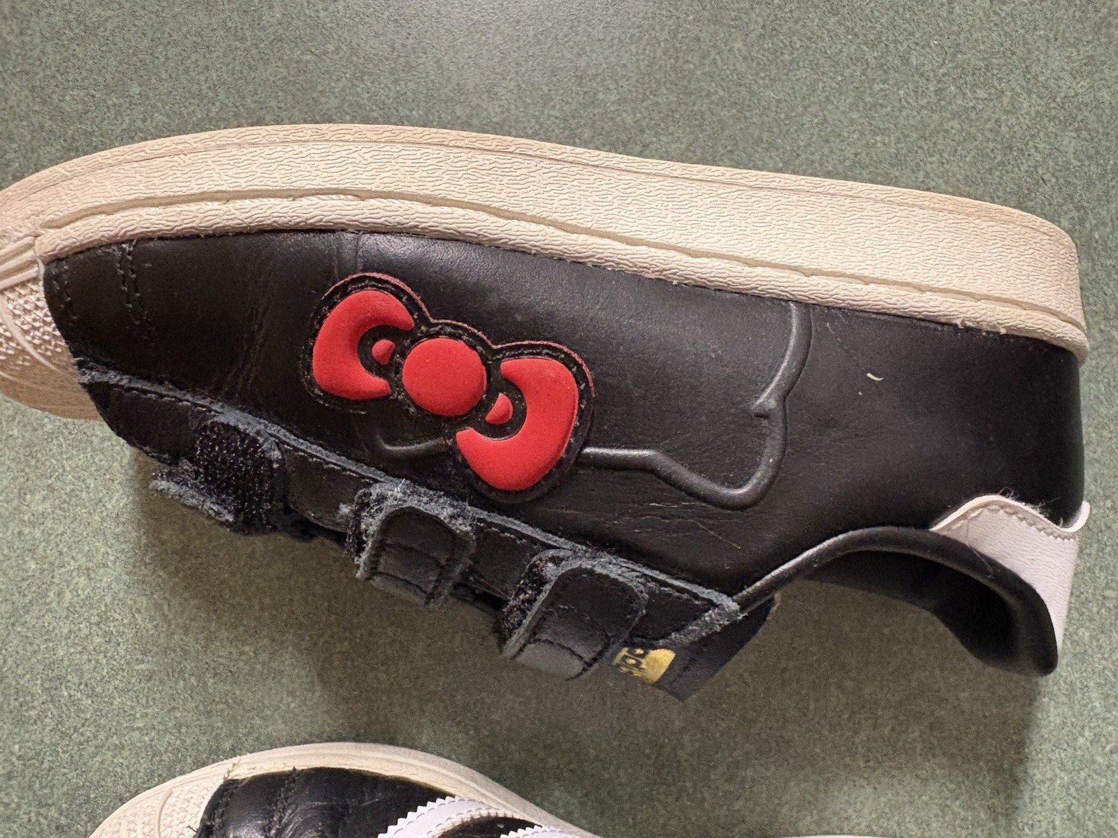 Adidas Hello Kitty Superstar Youth Kids Girls Shoe Size 1 Black White Red Bow thumbnail 4