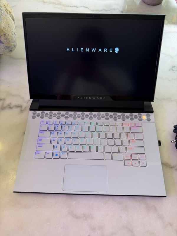 Alienware M15 R4 - FHD - i7-10870H - 16GB RAM - RTX 3070 - 1TB SSD - White